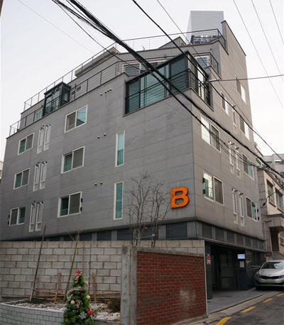 서울 강남구 신사동 가로수길에 류승범씨가 2012년 신축한 지상 5층 빌딩. /빌사남 제공