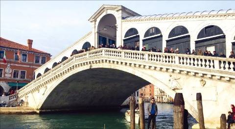 베네치아에서 최초로 지어진 대리석 다리인 ‘리알토 다리’
