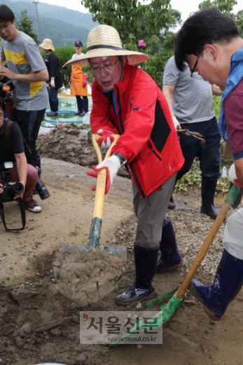 홍준표 자유한국당 대표가 19일 오후 청주시 상당구 낭성면 수해 지역을 찾아 복구 작업을 하고 있다.자유한국당 제공