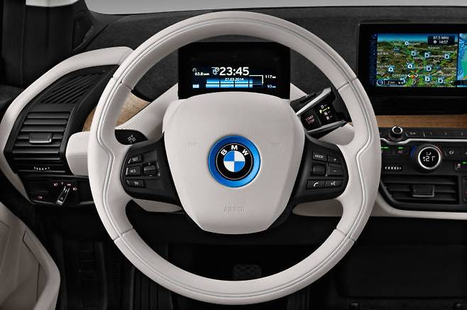 알루미늄 합금으로 스티어링 컬럼을 적용한 BMW 전기차 i3