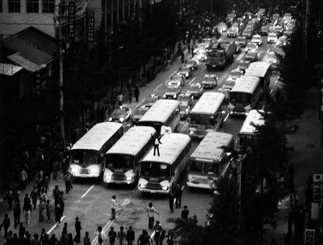 5.18광주민주화운동 당시 버스와 택시들의 행진 모습. 지금도 매년 5월 20일에 광주 금남로 일대에서 이와 비슷한 행렬 행사를 열고 있다. 사진=5.18 기념재단 제공