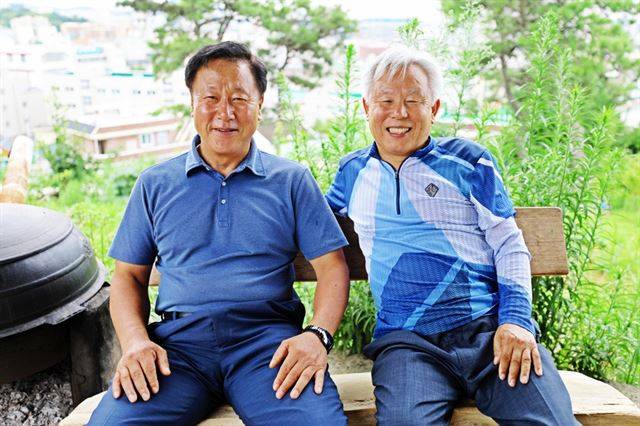 광주광역시에서 만난 장훈명(왼쪽) 씨와 조성수(오른쪽) 씨. 이들은 실제로 택시를 끌고 5.18광주민주화운동에 나서 시민들을 구했다. 사진=조두현 기자