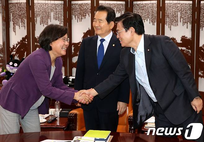 이혜훈 바른정당 대표와 정우택 자유한국당 원내대표/뉴스1 © News1 박정호 기자