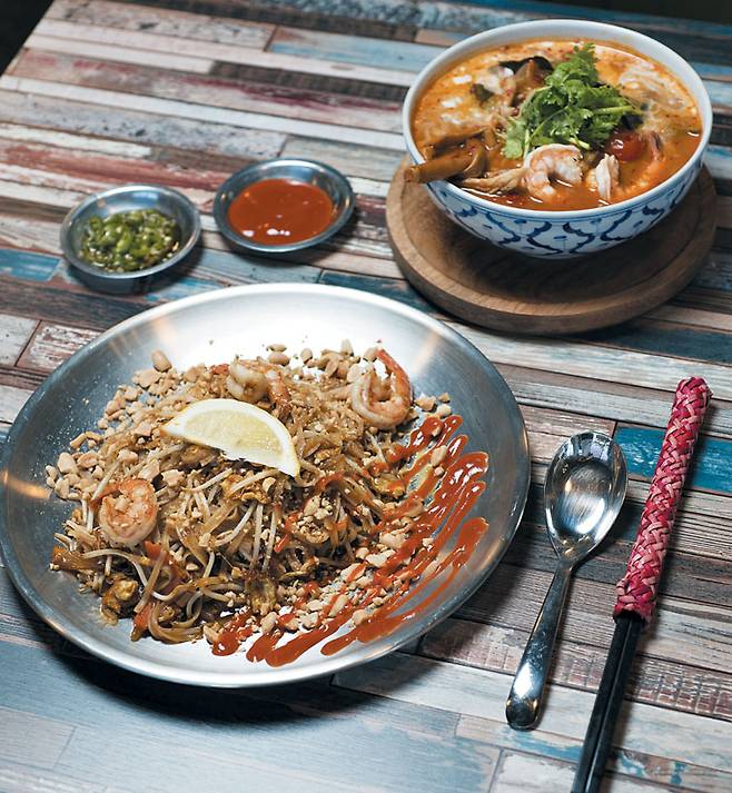 태국요리 전문점 ‘하이타이드’의 똠얌꿍과 팟타이