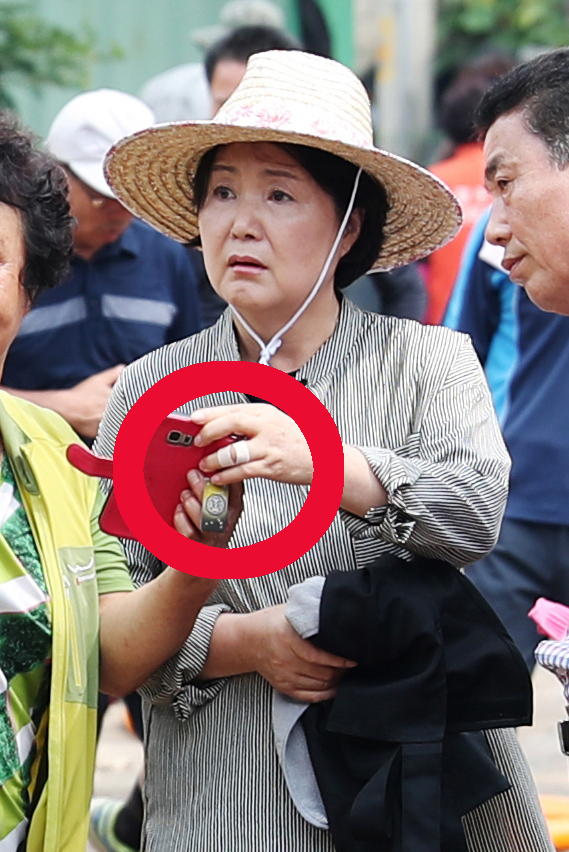 김정숙여사의 다친 왼손 약지에 고무장갑을 끼기 전 반창고를 붙인 모습이 보인다.[사진 청와대]