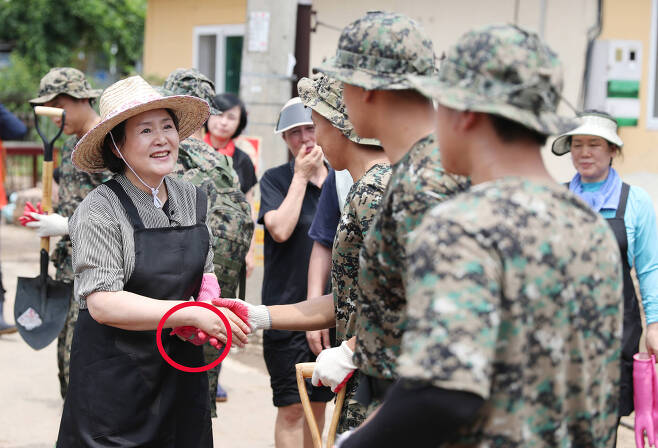 김정숙 여사가 피해복구 작업을 하고 있는 군인들과 인사를 나누고 있다. [사진 청와대]