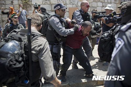 【예루살렘=AP/뉴시스】이스라엘 경찰이 19일(현지시간) 동예루살렘 템플마운트에서 팔레스타인 시위대를 진압하고 있다. 시위대는 이스라엘 당국이 동예루살렘 구시가지 템플마운트 입구에 금속탐지기를 설치하는 것에 반발해 시위를 벌였다. 이날 시위로 약 37명이 부상을 입었다. 2017.07.21