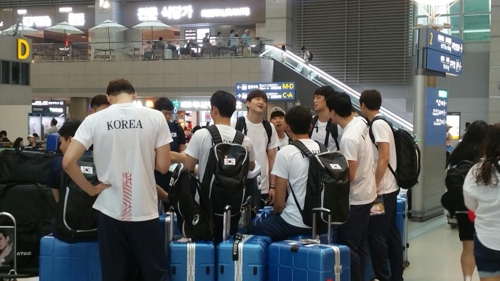 (영종도=연합뉴스) 한국 남자배구대표팀 선수들이 21일 아시아남자배구선수권대회가 열리는 인도네시아로 출국하기 전 인천국제공항에 모여 밝은 표정으로 대화하고 있다.