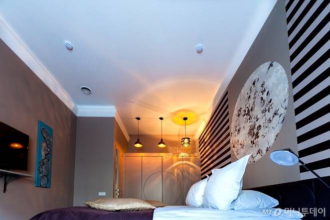 벽은 갈색으로, 천장은 흰색으로 꾸민 침실 인테리어 예시
