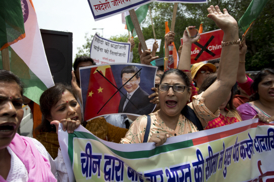 인도 국민들이 뉴델리에서 중국이 인도와의 국경 분쟁으로 도카라 인근 힌두성지순례지의 출입을 금지한 데 항의하며 거센 시위를 벌이고 있다./뉴델리=AP연합뉴스