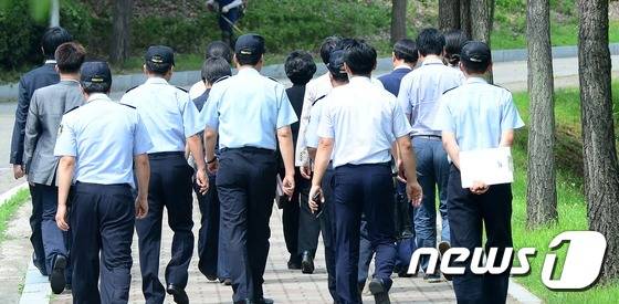 불법 정치자금을 받은 혐의로 실형 2년이 확정된 한명숙 전 국무총리가 경기도 의왕시 서울구치소로 향하고 있다. /뉴스1 © News1 박지혜 기자