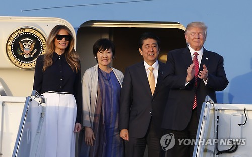 지난 2월 방미한 아베 신조 일본 총리 부부(가운데)와 도널드 트럼프 미국 대통령(맨 오른쪽), 멜라니아 트럼프(맨 왼쪽) [EPA=연합뉴스]