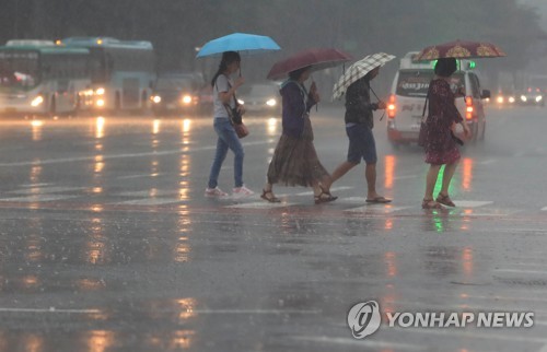 (서울=연합뉴스) 서명곤 기자 = 대서인 23일 오전 많은 비가 내리는 서울 광화문에서 시민들이 발걸음을 재촉하고 있다.    2017.7.23      seephoto@yna.co.kr
