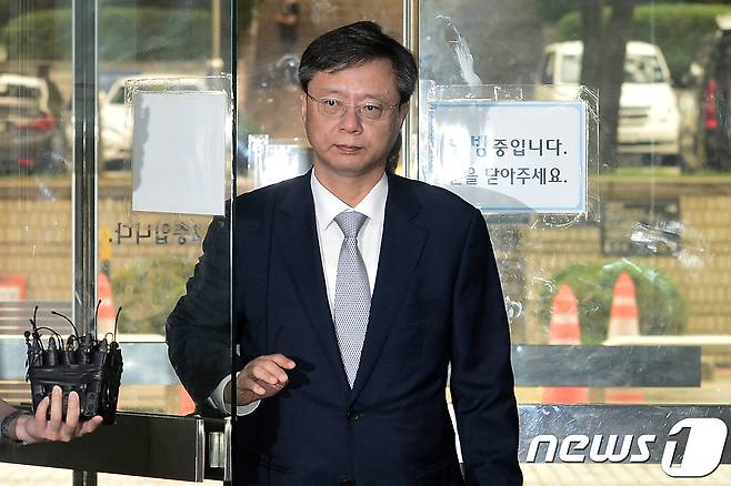 우병우 전 청와대 민정수석이 24일 오전 서울 서초구 서울중앙지방법원에서 열린 직권남용 권리행사방해 등 6회 공판에 출석하고 있다. 2017.7.24/뉴스1 © News1 민경석 기자