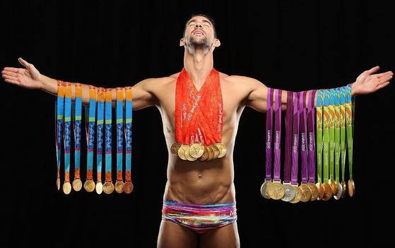 미국의 스포츠일러스트레이티드(SI)가 이제까지 4차례 올림픽(2004·08·12·16년)에서 따낸 28개 메달(금23·은3·동2)을 몸에 건 '수영 황제' 마이클 펠프스(미국)의 화보 사진을 21일 공개했다. 펠프스는