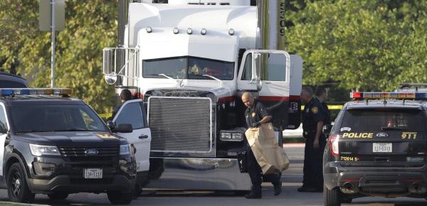 미국 텍사스주 샌안토니오 경찰이 23일(현지시간) 이 도시 내 한 월마트 주차장에서 9명이 갇혀 있다 숨진 대형 트럭을 조사하고 있다. 샌안토니오 | AP연합뉴스