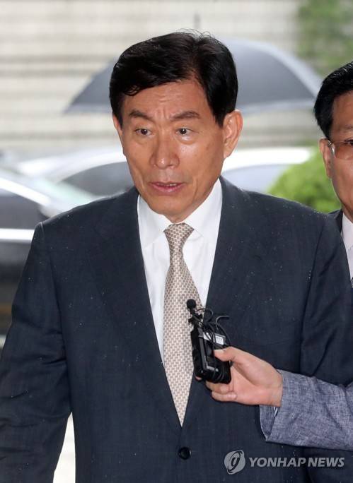 (서울=연합뉴스) 최재구 기자 = 원세훈 전 국가정보원장이 24일 서울 서초구 중앙지법에서 열린 대선개입 의혹 사건 파기환송심 결심공판에 출석하고 있다. 2017.7.24 jjaeck9@yna.co.kr