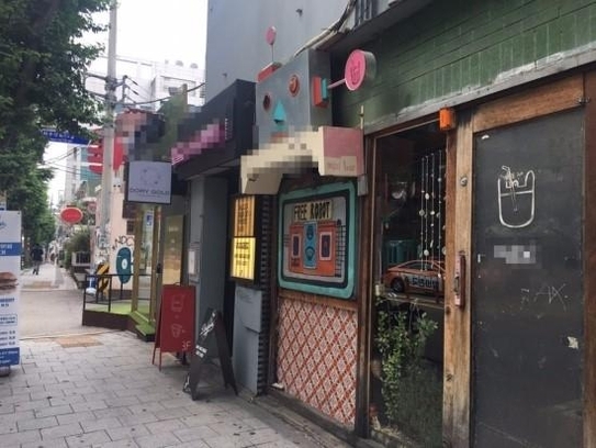 서울 마포구 홍대 일대에 한 점포에 두 개 이상 가게가 영업을 하는 혼합형 상가 점포들이 들어서고 있다. /이지원 인턴기자