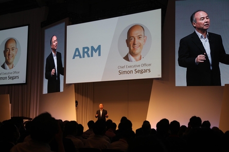 손정의 회장이 사이먼 시거스 ARM CEO를 소개하고 있다. / 도쿄=이다비 기자