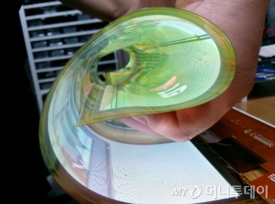 LG디스플레이 세계 최초 18인치 플렉시블 OLED