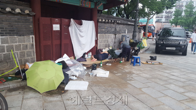 서울 종로구 종로2가 탑골공원 북문 일대에 있는 락희거리 모습. 노숙인이 모여 집단 생활을 하고 있다.