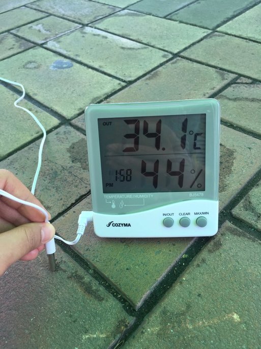 25일 오후 1시58분께 서울 구로구 신도림동 디큐브시티 건물 인근에 설치된 그늘막 쉼터 안 지면 온도는 34.1도를 기록했다.