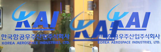 방산비리 수사를 받는 한국항공우주산업(KAI)의 하성용 전 사장 측근 임원의 자녀들이 KAI에 채용된 것으로 확인됐다. [연합뉴스]