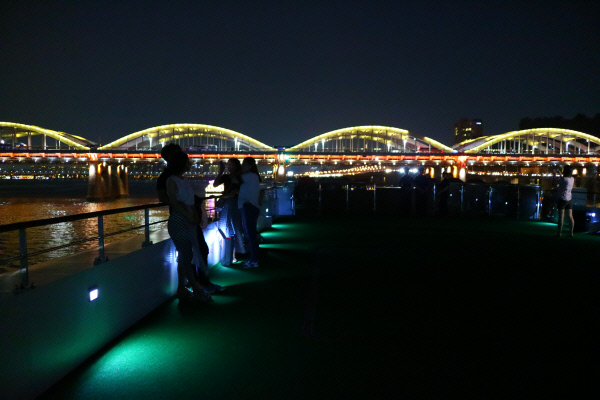여의도공원에서 한강아라호를 타면 낭만적인 서울 야경을 즐길 수 있다.