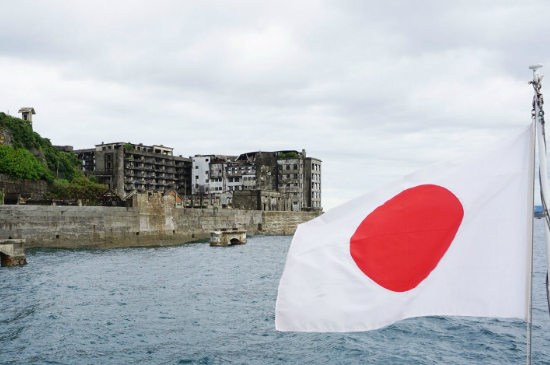 일장기가 내걸린 관광선 위에서 하시마 섬(군함도)이 보이고 있다. (사진=서경덕 교수 제공)