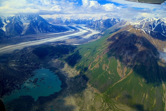 캐나다 유콘 클루아니 국립공원. 사진 상단의 도로처럼 보이는 곳은 억겁의 세월이 빚어낸 로웰 빙하다. 170㎞ 떨어진 알라스카만까지 이어진다.