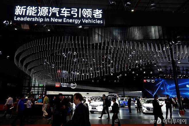 지난 4월 중국 상하이에서 열린 국제모토쇼에 마련된 신에너지전시관 모습. 중국 정부는 난립하는 소규모 전기차 업체들을 솎아내고 몇몇 주요 업체 중심으로 시장을 정리하는 방안을 추진 중이다. /AFPBBNews=뉴스1