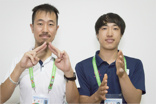 청각장애인 진생재, 위헌철 씨(왼쪽부터)는 2017 삼순 데플림픽에 출전한 한국 선수단의 국제수어통역을 맡고있다. 이들의 손모양은 각각 '국제'와 '수어'를 의미한다.(사진=대한장애인체육회 제공)