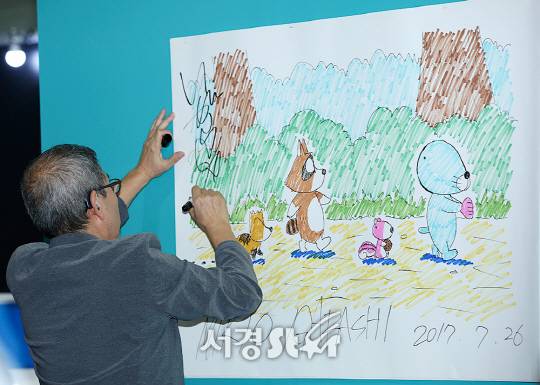 만화 보노보노의 작가 ‘이가라시 미키오(いがらしみきお)’가 지난 26일 오후 서울 강남구 세텍 제1전시장에서 열린 ‘SICAF 2017 - 제21회 서울국제만화애니메이션페스티벌(이하 시카프 2017)’에서 라이브드로잉을 하고 있다.