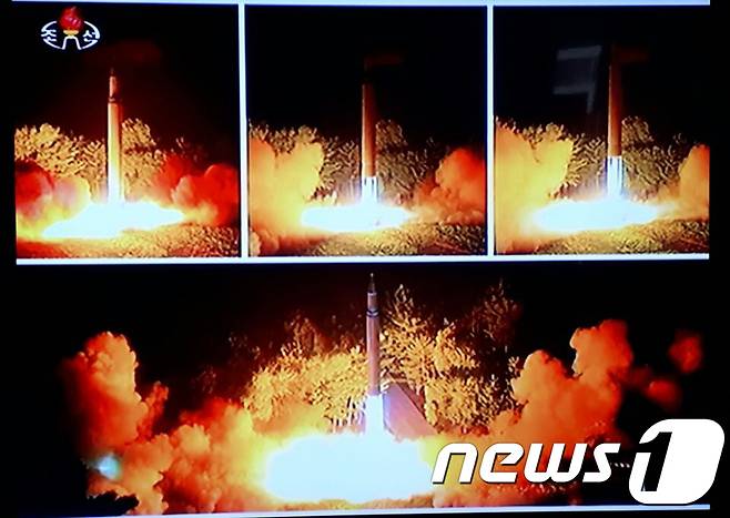 북한이 7월29일 공개한 대륙간탄도미사일급 '화성- 14형' 2차 시험발사 영상. (조선중앙방송캡쳐)2017.7.29/뉴스1