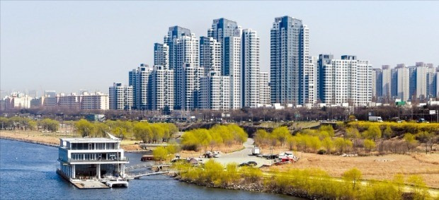 지난달 전용면적 84㎡ 실거래 가격이 21억5000만원을 기록한 서울 반포동 아크로리버파크 아파트. 지난해 8월 말 입주한 새 아파트여서 반포·잠원동 일대에서 실거래 가격이 가장 높다.  한경DB