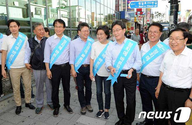이혜훈 바른정당 대표와 유승민 의원을 비롯한 관계자들/뉴스1 © News1 박하림 기자