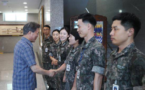 지난 3일 진해 공관에서 휴가중인 문재인 대통령이 경남 진해 해군기지 내 잠수함사령부를 방문해 병사들을 격려하고 있다.사진=청와대 제공