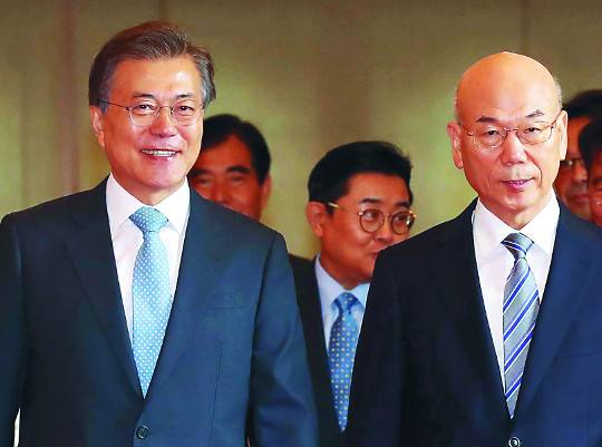 문재인 대통령이 8일 청와대에서 이효성 방송통신위원장에게 임명장을 수여한 뒤 간담회장으로 자리를 옮기고 있다. 이병주 기자