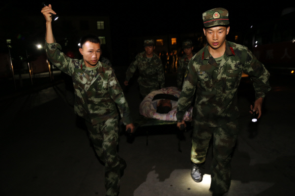 중국 구조당국 인력들이 8일 쓰촨성 주자이거우에서 발생한 지진 현장에서 들것에 실린 부상자를 호송하고 있다. 주자이거우|신화연합뉴스