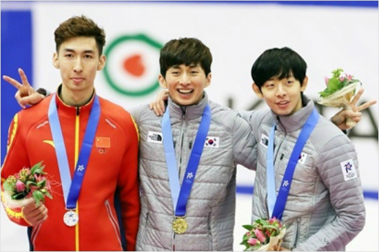 이정수(오른쪽)가 2017 삿포로동계아시안게임 남자 쇼트트랙 1500m 결승에서 중국 선수들의 집중 견제를 받으면서도 동메달을 목에 건 뒤 정상에 오른 후배 박세영(가운데)을 축하하는 모습.(자료사진=대한체육회)