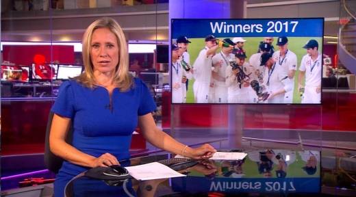 밤 10시 생방송 뉴스의 진행자 소피 라워스(49)는 아무것도 모른채 영국 크리켓팀의 우승소식을 전하고 있다. (사진=호주뉴스닷컴)