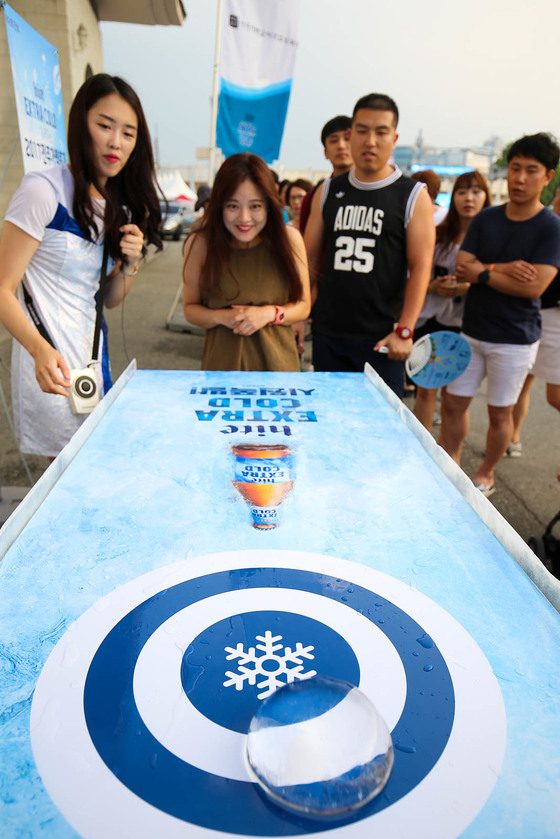 10일 전북 전주종합경기장 주차장에서 열린 가맥축제에서 참가들이 게임을 즐기고 있다. 프리랜서 장정필
