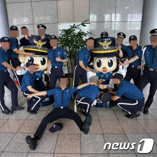 경찰청 마스코트 '포순이'의 치마 속을 들여다보는 의경들의 모습이 담긴 사진이 SNS상에서 논란이 되면서 경찰이 사실과 신원 확인에 나섰다./사진=SNS캡처, 뉴스1