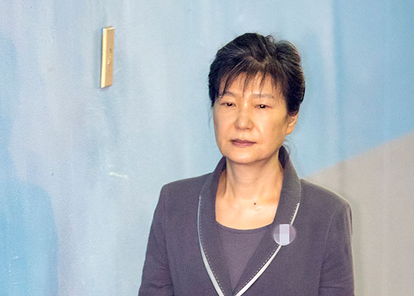 ⓒ연합뉴스 박근혜 전 대통령은 왼발 네 번째 발가락이 아프다며 재판을 미루고 병원에서 MRI를 찍었다.