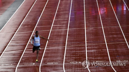 (런던 AP=연합뉴스) 아이작 마칼라가 10일(한국시간) 영국 런던 올림픽 스타디움에서 국제육상경기연맹(IAAF)의 구제책으로 내민 나 홀로 200ｍ 레이스를 펼치고 있다.