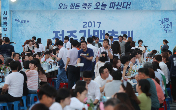 10일 오후 전주종합경기장에서 열린 ‘2017 가맥축제’에서 시민이 당일 생산한 맥주를 즐기고 있다. /연합뉴스