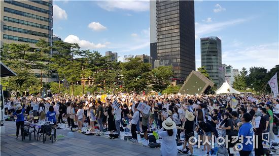 12일 서울 청계천 한빛광장에서 '전국중등예비교사들의외침' 회원들이 집회에 참여해 비행기를 날리는 퍼포먼스를 펼치고 있다.