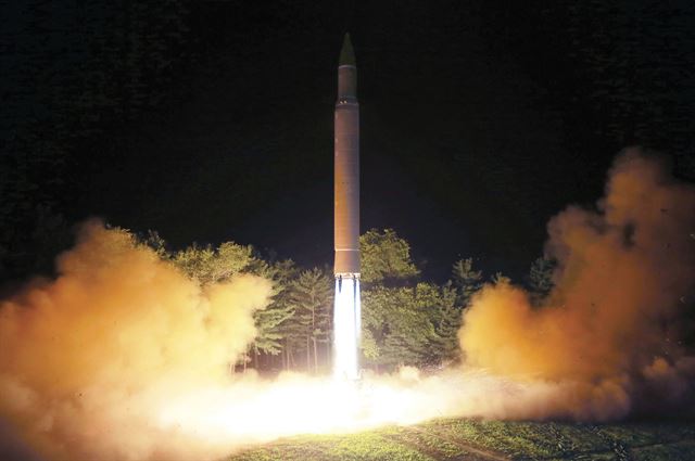 북한의 대륙간탄도미사일(ICBM)급 화성-14형이 지난달 28일 발사되고 있다. 도쿄=AP 연합뉴스