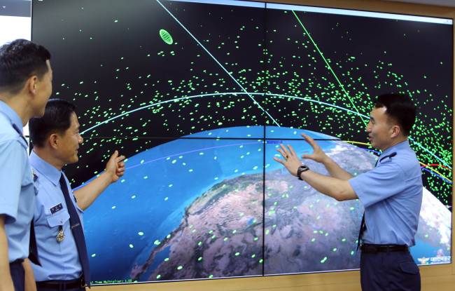 Air Force officials monitor a screen in the situation room at the Space Operation Center in Gyeryong, South Chungcheong Province, Wednesday. (Yonhap)