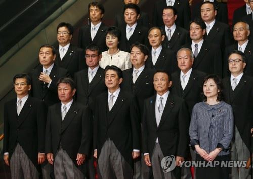 아베 신조(앞줄 가운데)일본 총리가 개각을 단행한 지난 3일 왕실 인증식을 마친 뒤 신임 각료진과 기념촬영을 하고 있다. 도쿄 EPA=연합뉴스